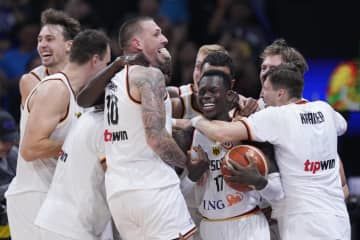 バスケットボール男子W杯、決勝でセルビアを破り、初優勝を決めたドイツの選手たち＝10日、マニラ（AP＝共同）