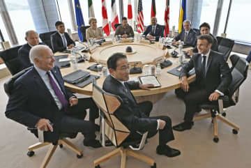 G7広島サミットの会合に臨む岸田首相（手前）ら＝5月、広島市