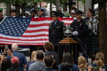 11日、米ニューヨークで開かれた中枢同時テロの追悼式典に参加した消防士や警察官ら（ゲッティ＝共同）