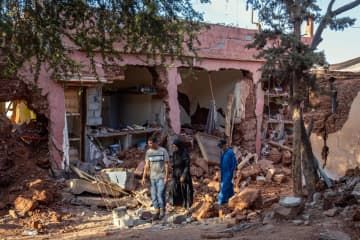 崩壊した建物の近くを通る人＝10日、モロッコ中部（ゲッティ＝共同）