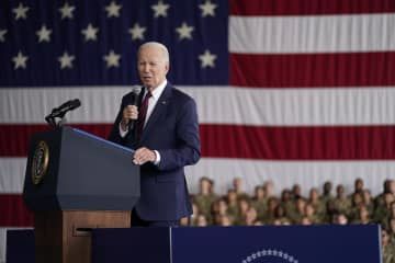 米アラスカ州の米軍基地での追悼式で演説するバイデン大統領＝11日（AP＝共同）