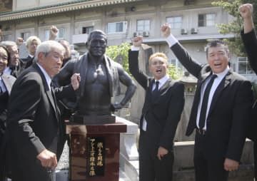 アントニオ猪木さんのブロンズ像前でポーズをとる坂口征二さん（左）ら＝12日、横浜市鶴見区の総持寺