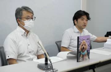 判決後に記者会見する原告側の弁護士（右）ら＝12日午後、大阪市