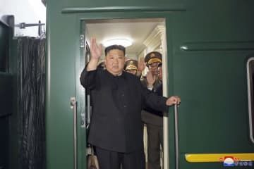ロシア訪問のため、特別列車に乗り込む北朝鮮の金正恩朝鮮労働党総書記＝10日、平壌（朝鮮中央通信＝共同）