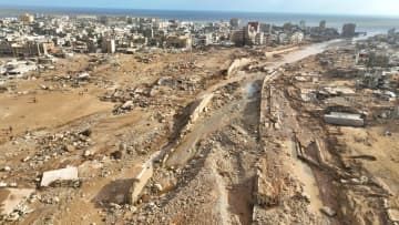 大洪水が襲ったリビア東部デルナの街の様子＝12日（AP＝共同）