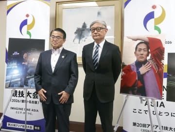 大村秀章愛知県知事（左）を表敬訪問した映画監督の堤幸彦さん＝13日午前、愛知県庁