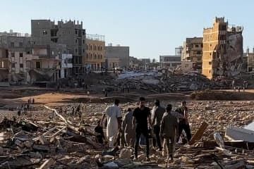 大洪水が襲ったリビア東部デルナを歩く人々＝12日（Ali　M.　Bomhadi提供・ロイター＝共同）