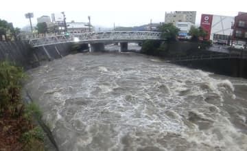 大雨の影響で増水した長崎市の浦上川のライブカメラ映像＝14日午前（国交省提供）