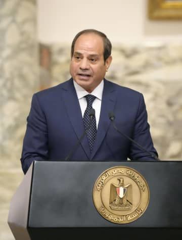 エジプトの首都カイロで記者発表するシシ大統領＝4月（共同）