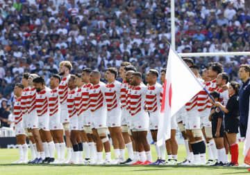 試合前、国歌斉唱する日本代表＝10日、トゥールーズ
