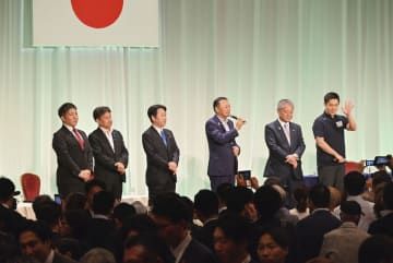 大阪維新の会の政治資金パーティーに出席した（右から）吉村洋文代表、日本維新の会の馬場伸幸代表ら＝14日午後、大阪市