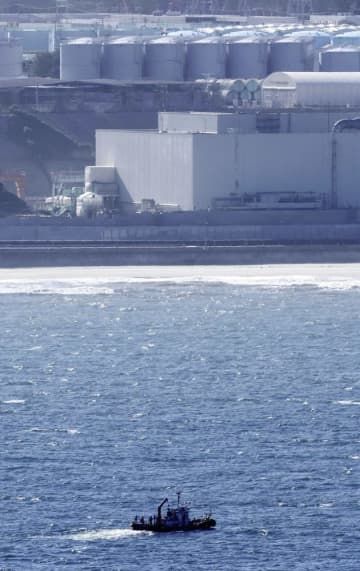 8月、処理水の放出が始まった東京電力福島第1原発の周辺海域で、放射性物質モニタリングのため海水の採取を行う船