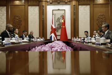 8月、北京で中国の王毅共産党政治局員兼外相（右端）と会談するクレバリー英外相（左端）（AP＝共同）