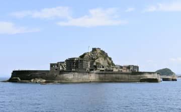 「軍艦島」と呼ばれる長崎市の端島＝8月