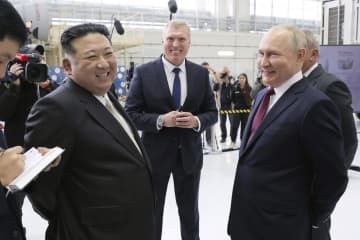 ロシア極東アムール州のボストーチヌイ宇宙基地で、笑顔を見せるプーチン大統領（手前右）と北朝鮮の金正恩朝鮮労働党総書記（同左）＝13日（朝鮮中央通信＝共同）