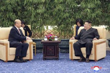 中国の劉国中副首相（左）と面会する北朝鮮の金正恩朝鮮労働党総書記＝8日（朝鮮中央通信＝共同）
