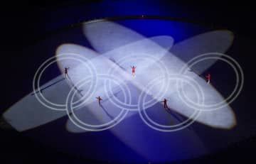 ソルトレークシティー五輪開会式場のリンクに描かれた五輪マーク＝2002年2月、ライス・エクルズ競技場（ロイター＝共同）