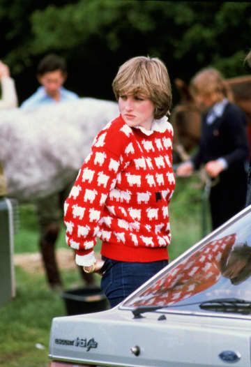 セーターを着た英国の故ダイアナ元皇太子妃＝1981年6月（ゲッティ＝共同）
