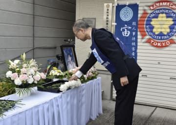 小林順子さんが殺害された現場の自宅跡地で献花する父賢二さん＝15日午前、東京都葛飾区