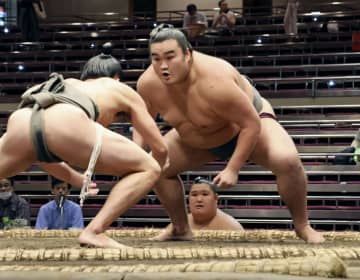 相撲を取る三段目の朝阪神＝15日、両国国技館