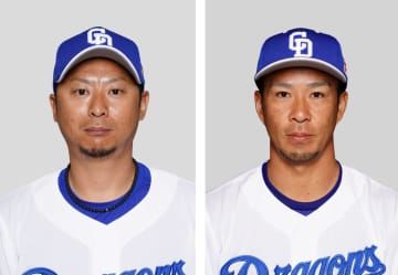 中日の谷元圭介投手（左）、福田永将内野手