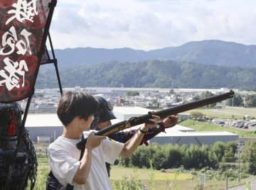 「大関ケ原祭2023」が開かれ、火縄銃を構える参加者＝15日午前、岐阜県関ケ原町