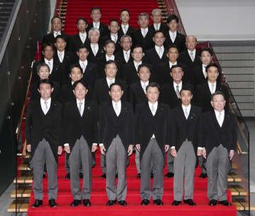 岸田首相（前列左から3人目）、松野官房長官（同4人目）と記念写真に納まる副大臣ら＝15日午後、首相官邸