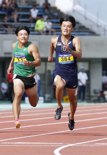 男子100メートルで優勝した柳田大輝（右）＝熊谷スポーツ文化公園陸上競技場