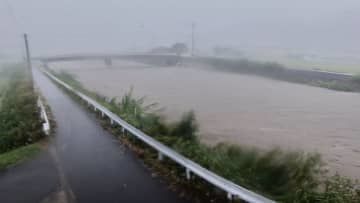 大雨の影響で増水した長崎県松浦市の志佐川のライブカメラ映像＝15日午前（国交省提供）