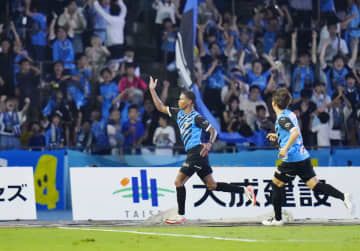 川崎―FC東京　後半、先制ゴールを決め、喜ぶ川崎・マルシーニョ（左）＝等々力