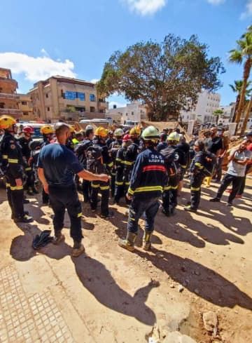 リビア東部デルナの被災地で活動する救助隊＝15日（現地市民提供・共同）