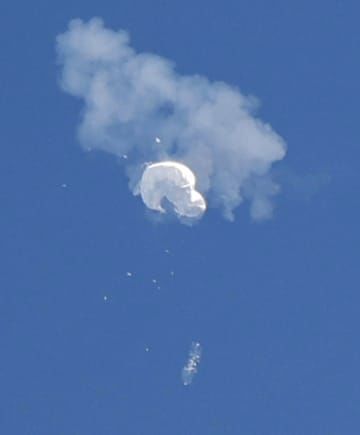 2月、米サウスカロライナ州沖で撃墜され、落下する中国の偵察気球（ロイター＝共同）