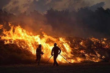 スペイン北部パンプロナ近郊の森林火災で、消火に当たる消防隊員＝8月24日（AP＝共同）