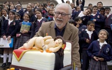 コロンビア・ボゴタの美術館で笑顔を見せるフェルナンド・ボテロさん＝2012年4月（AP＝共同）