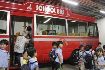 送迎保育ステーションに到着し、バスを降りる子どもたち＝7月、千葉県流山市（画像の一部を加工しています）
