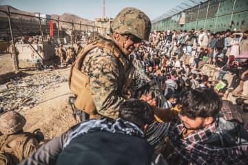 2021年8月、アフガニスタン・カブールの空港で、退避を希望するアフガン市民らに対応する米海兵隊員（ロイター＝共同）