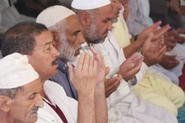 15日、モロッコ中部アミズミズ郊外のモスクで金曜礼拝に参加する男性ら（共同）