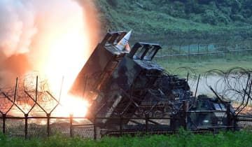 米韓合同軍事演習で発射される地対地ミサイル「ATACMS」＝2017年7月、韓国東岸（韓国国防省提供・ゲッティ＝共同）