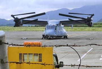 沖縄県石垣市の新石垣空港に緊急着陸した米海兵隊の輸送機オスプレイ＝14日（目撃者提供）