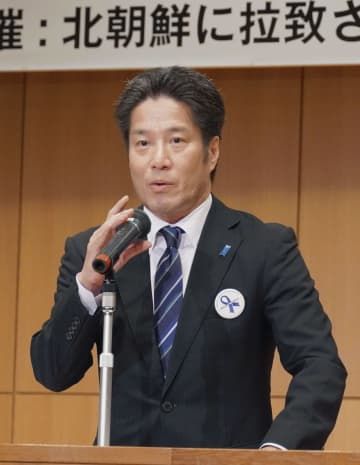 「拉致問題を考える埼玉県民の集い」で講演する横田哲也さん＝16日午後、さいたま市