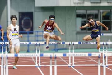 男子400メートル障害決勝　力走する豊田兼（左）と小川大輝（右）。48秒91で同着優勝となった＝熊谷スポーツ文化公園陸上競技場