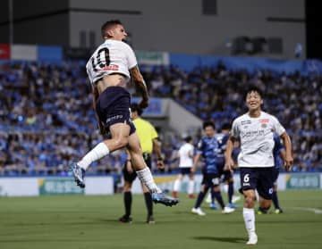 横浜FC―柏　前半、先制ゴールを決め、跳び上がって喜ぶ柏・マテウスサビオ＝ニッパツ