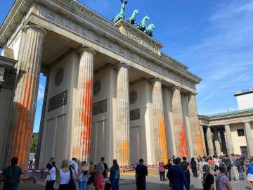 塗料を吹きかけられたドイツの観光名所ブランデンブルク門＝17日、ベルリン（ロイター＝共同）