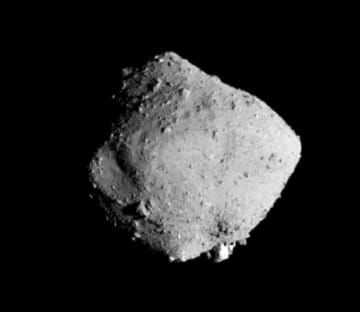 探査機はやぶさ2が撮影した小惑星りゅうぐう＝2019年11月（JAXA提供）
