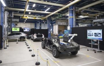 トヨタ自動車が次世代EVの生産技術として開発する、車を自動運転で走らせながら組み立てる「自走生産」ライン＝愛知県豊田市