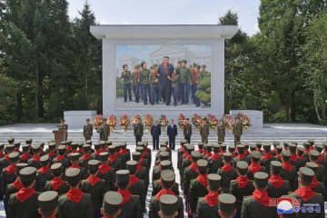 平壌の万景台革命学院で行われた、北朝鮮の金正恩朝鮮労働党総書記を描いた壁画の竣工式＝17日（朝鮮中央通信＝共同）