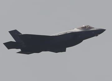 航空ショーでデモ飛行する戦闘機F35＝2017年6月、フランスの首都パリ（AP＝共同）