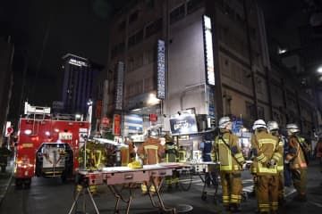 「爆発音があり、けが人が数人いる」との110番があった名古屋市中区栄の焼き肉店付近に集まった消防隊員ら＝18日午後11時23分