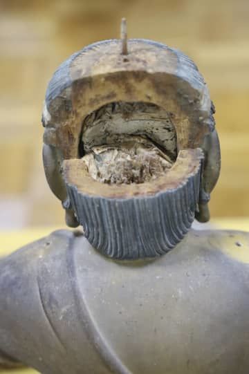 頭部から紙が見つかった木造弥勒菩薩坐像（広島県福山市提供）