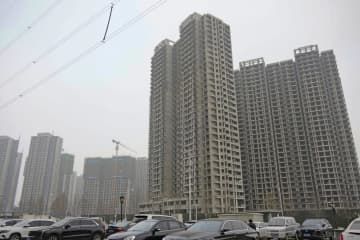 建設が滞り廃虚状態で放置されている高層マンション＝1月、中国河南省鄭州市